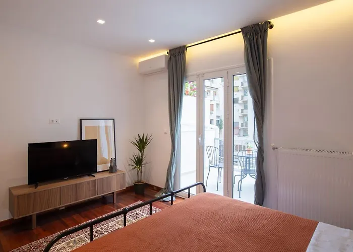 Phaedrus Living: City Centre Luxury Flat Mavromichali