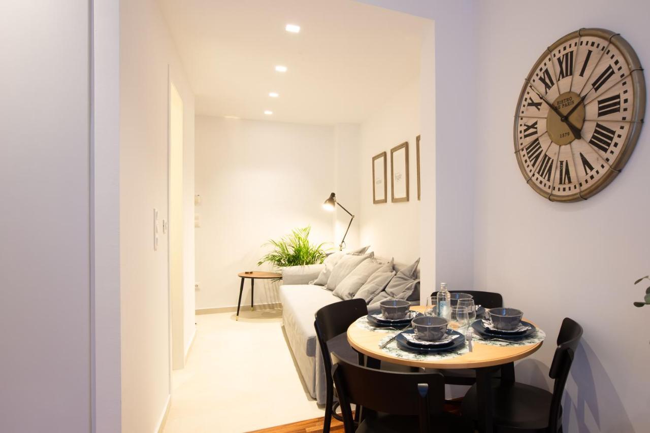 Phaedrus Living: Centre Luxury Flat Mavromichali *